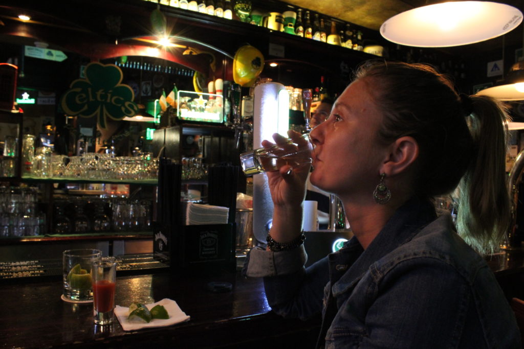 Mulher bebe tequila em bar do bairro boêmio La Condesa