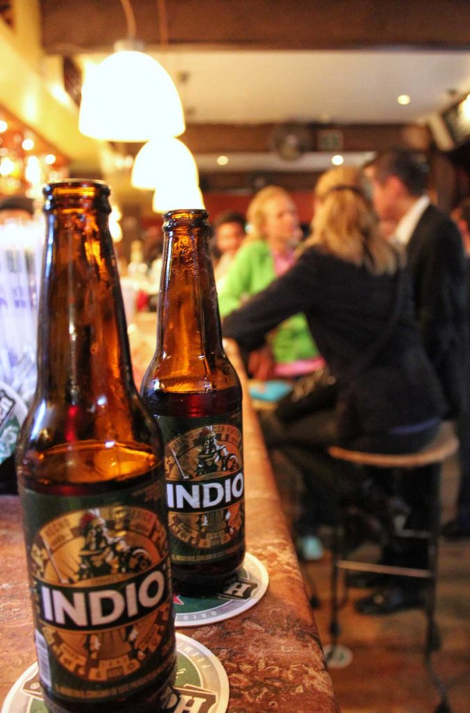 Cervejas em cima do balcão de bar no bairro boêmio La Condesa