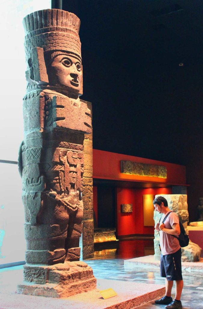 Homem admira escultura gigante no Museu de Antropologia