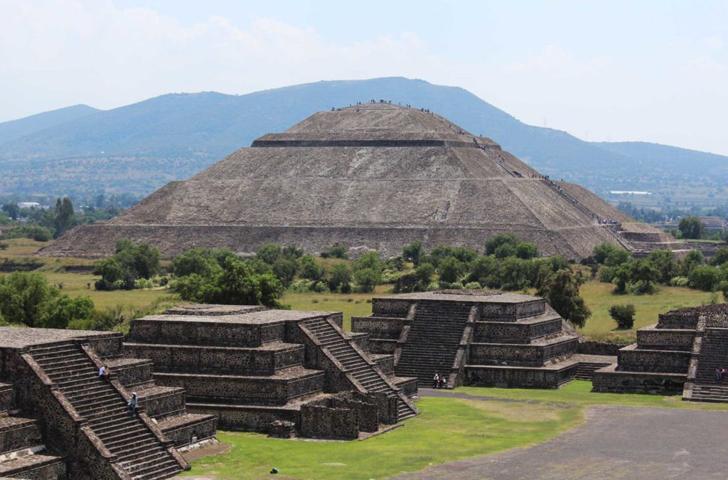 Pirâmide do Sol vista do alto da Pirâmide da Lua no sítio arqueológico de Teotihuacan