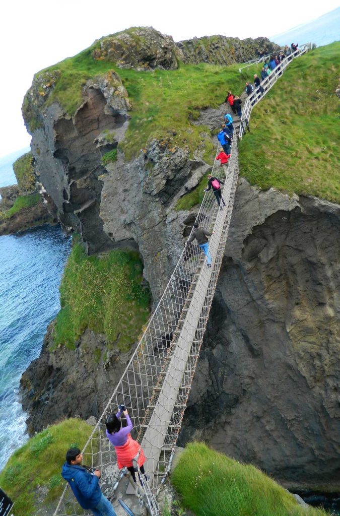 Turistas atravessam a ponte de corda Carrick-a-Rede, na Irlanda do Norte