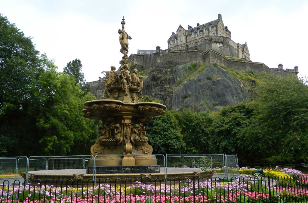 Castelo de Edimburgo visto desde a Fonte Ross, no Princes Street Gardens