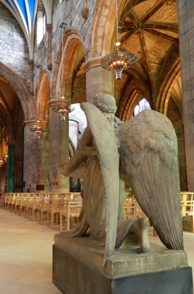 Estátua de anjo no interior da Catedral de Sain Giles, em Edimburgo