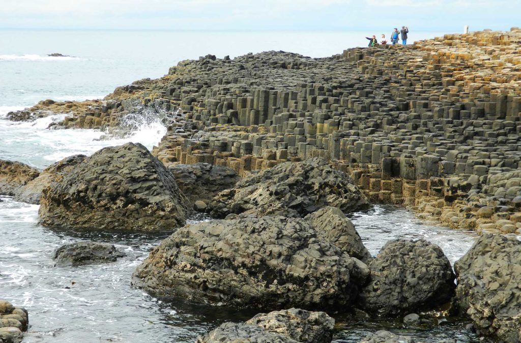 Ondas batem nas pedras de basalto da Giant's Causeway, na Irlanda do Norte