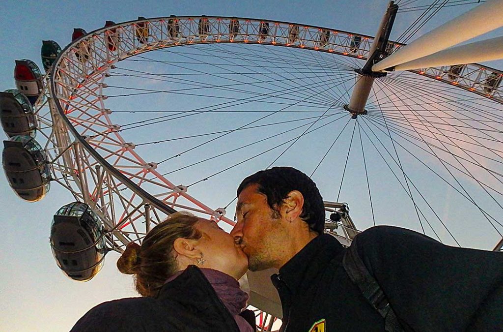 Casal se beija sob a roda-gigante London Eye, em Londres (Reino Unido)
