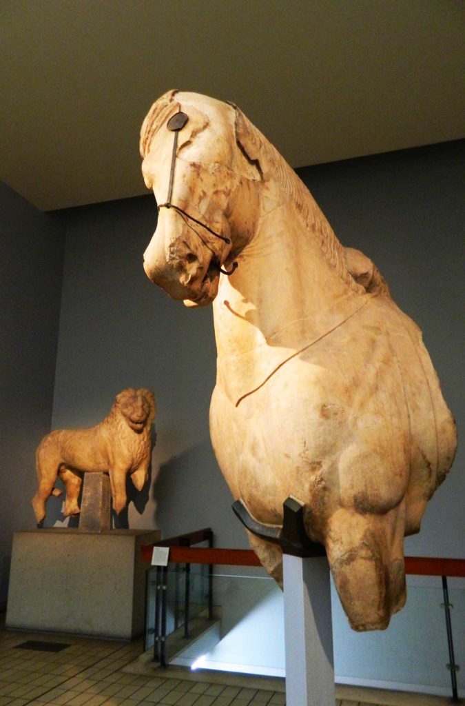 Esculturas do Mausoléu de Halikarnassos em exibição no British Museum, em Londres