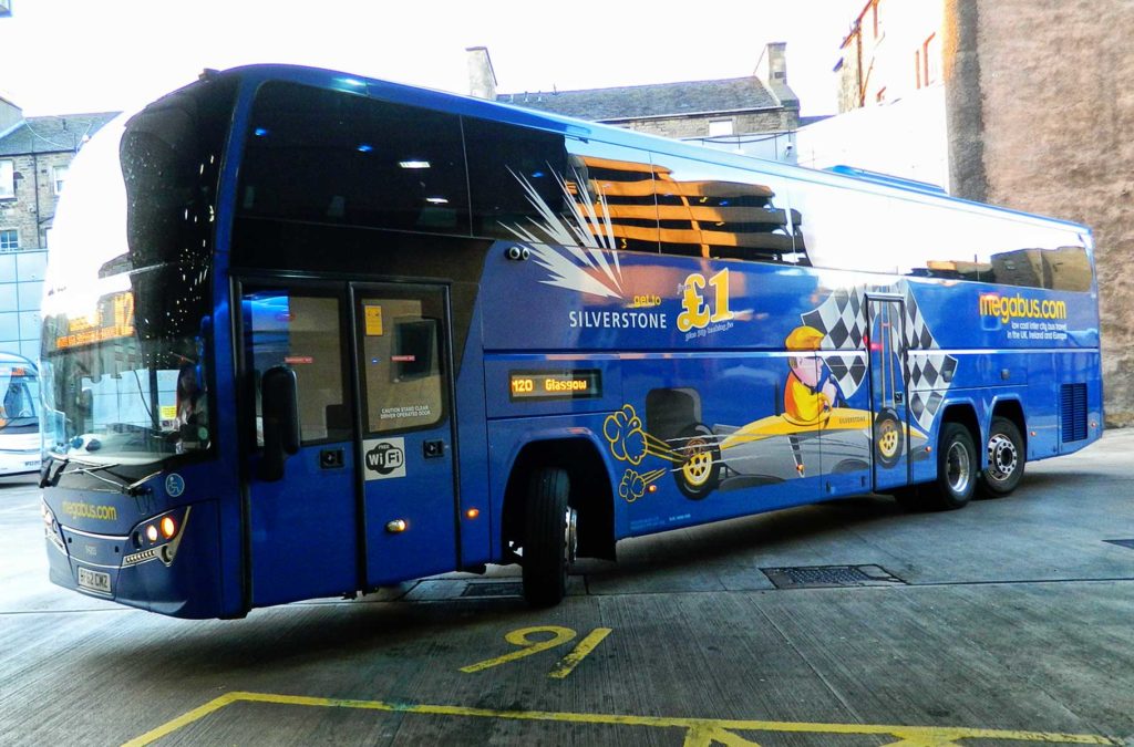 Ônibus parte da Estação Victoria, em Londres, com destino a Edimburgo