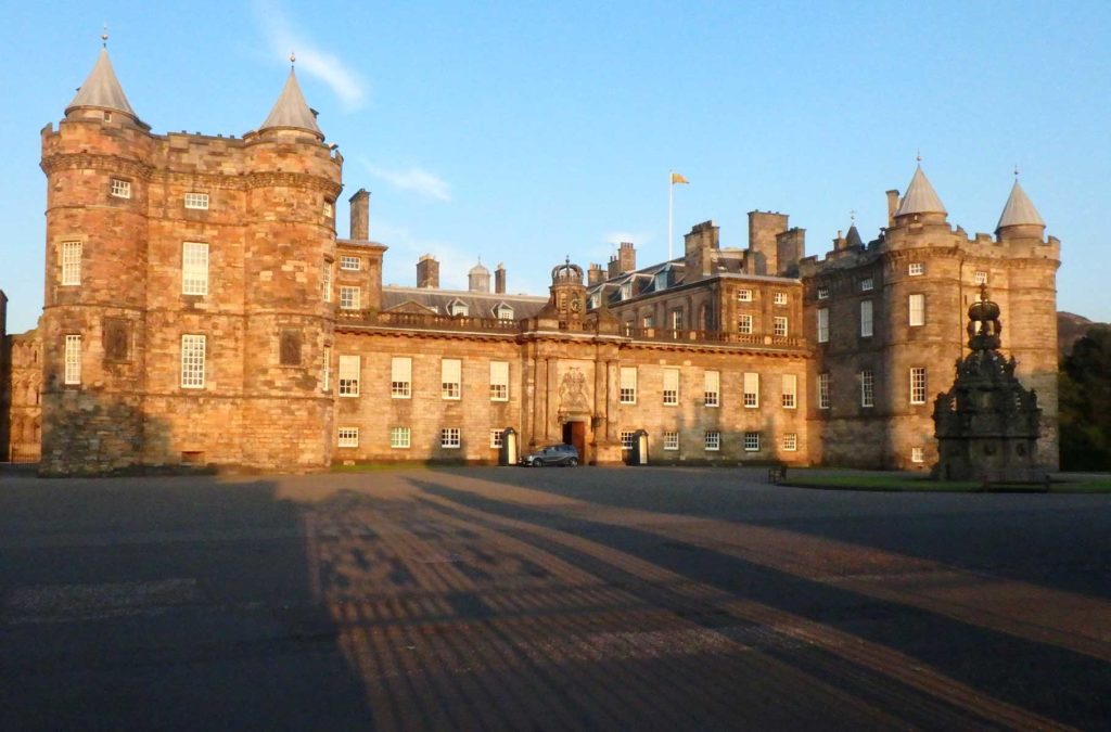 Fachada do Palácio de Holyrood, em Edimburgo (Reino Unido)