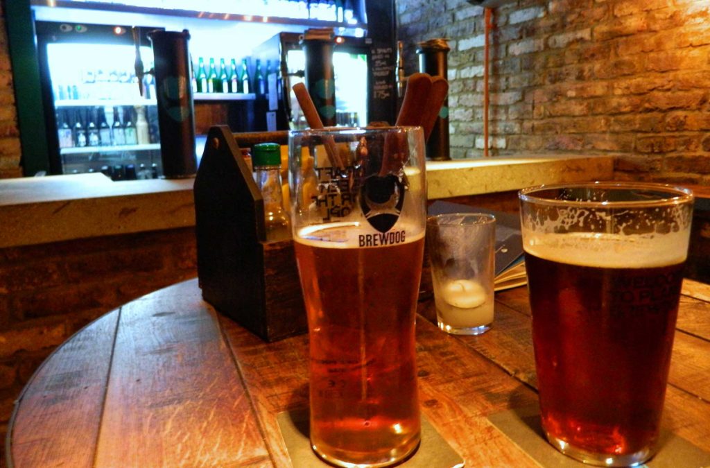 Cervejas servida na mesa do pub Brewdog Tower Hill, em Londres (Reino Unido)