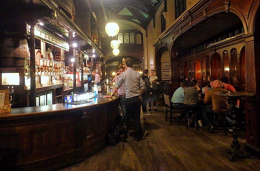 Balcão do pub histórico Cittie of Yorke, em Londres (Reino Unido)