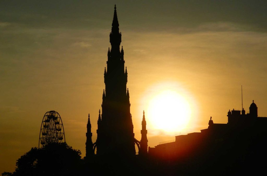 Sol se põe atrás da silhueta do Scott Monument, em Edimburgo (Reino Unido)