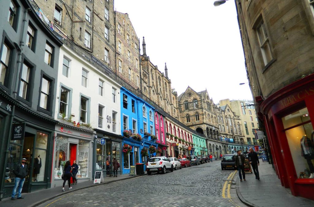 Pessoas descem a ladeira W Bow, em Edimburgo (Reino Unido)