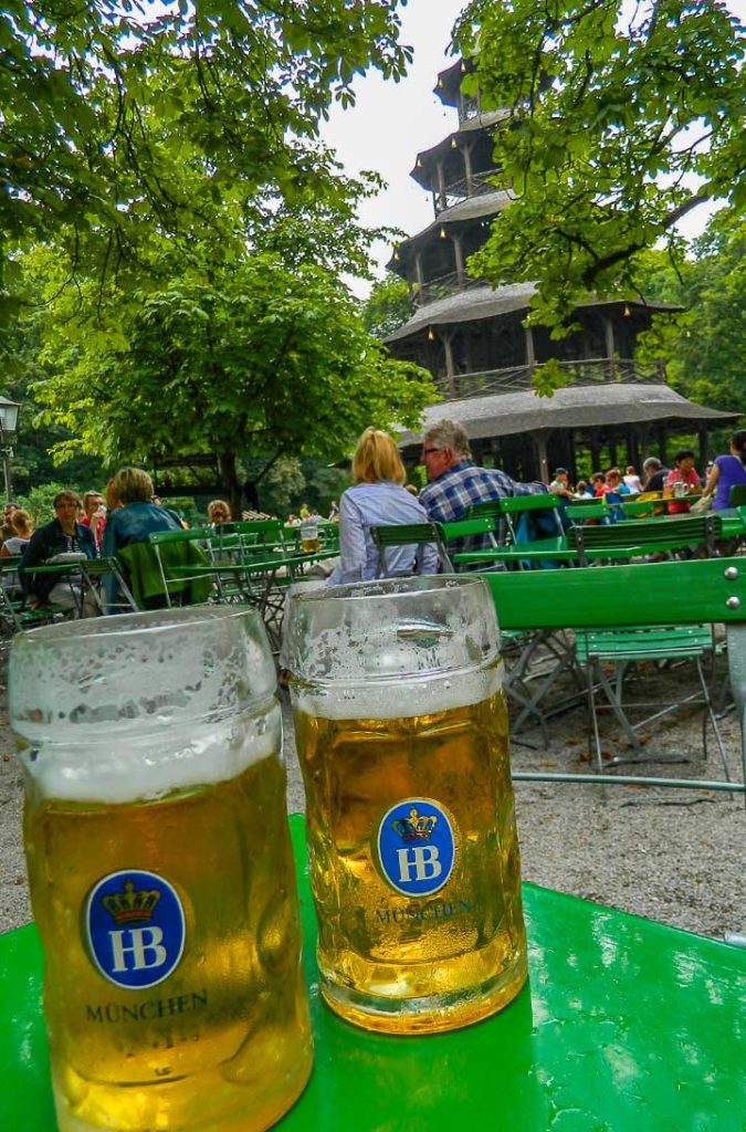 Copos de cerveja no biergarten da Chinesischer Turm, no Englischer Garten