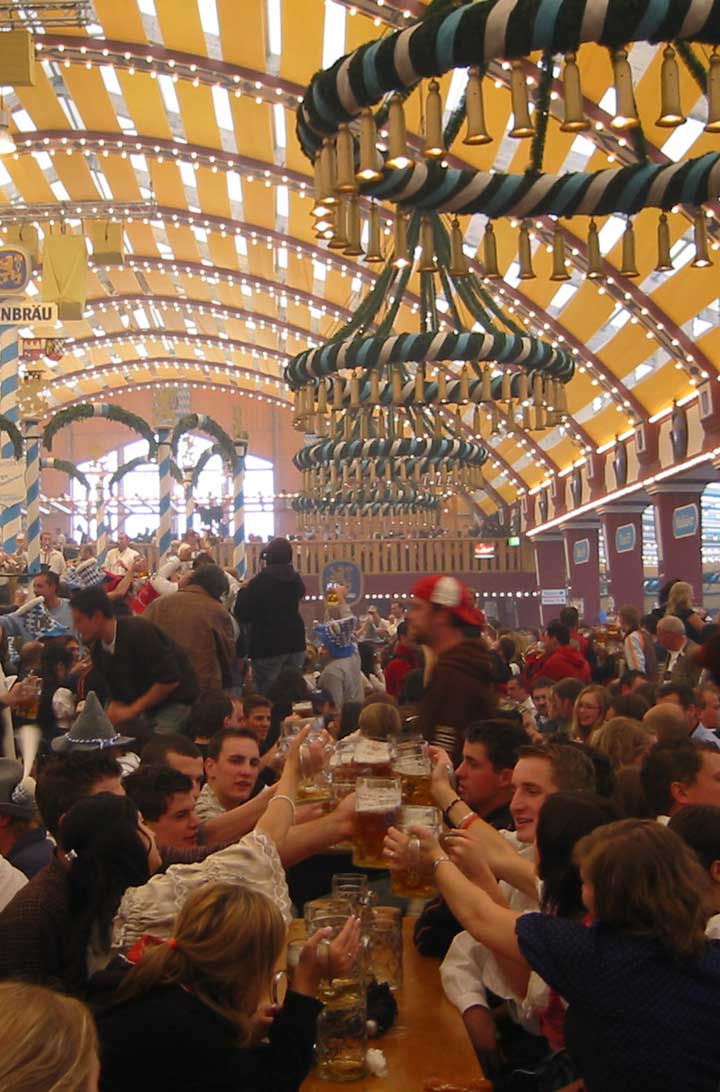 Multidão lota um dos pavilhões da Oktoberfest de Munique