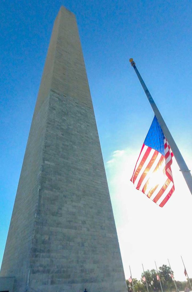 Bandeira dos Estados Unidos tremula ao lado do Washington Monument