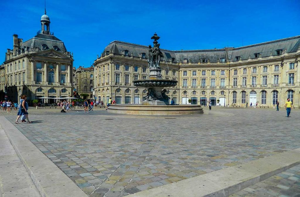 Place de la Bourse, com a Fonte das Graças ao centro, em Bordeaux