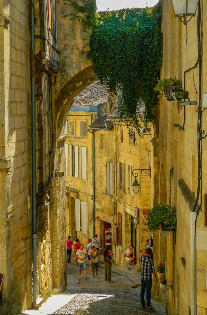 Arco de pedra da Porte de la Cadène, no vilarejo de Saint-Émilion