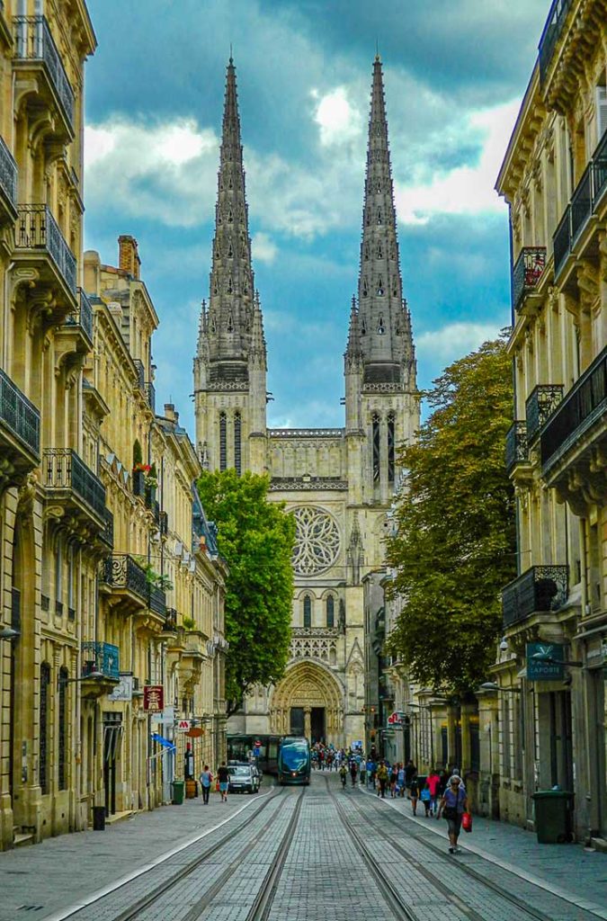 Rua de Bordeaux com a gótica Catedral de Saint-André ao fundo