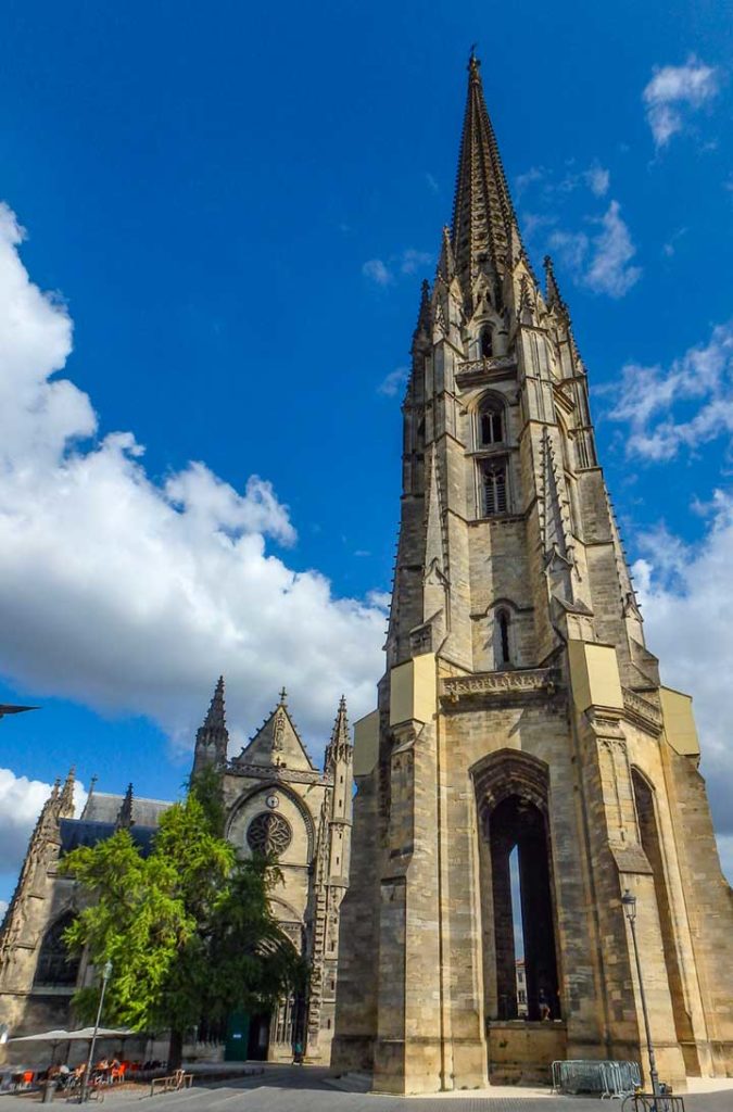 Basílica de Saint-Michel com a torre do sino à frente, em Bordeaux