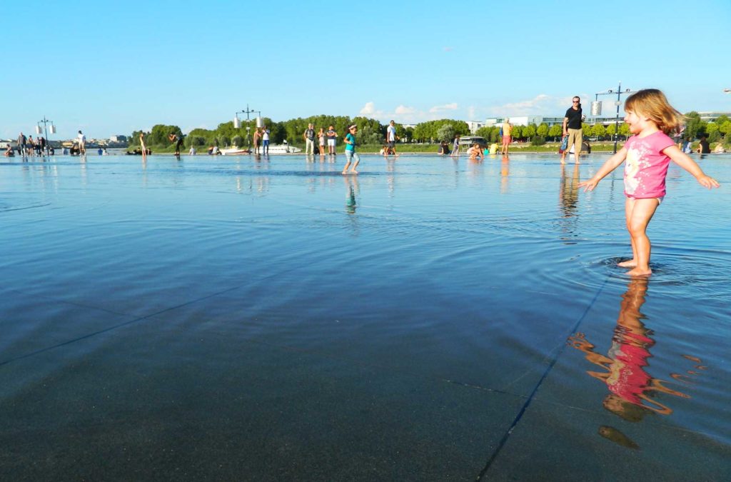 Crianças brincam no Espelho d'Água - Le Miroir d'Eau - de Bordeaux