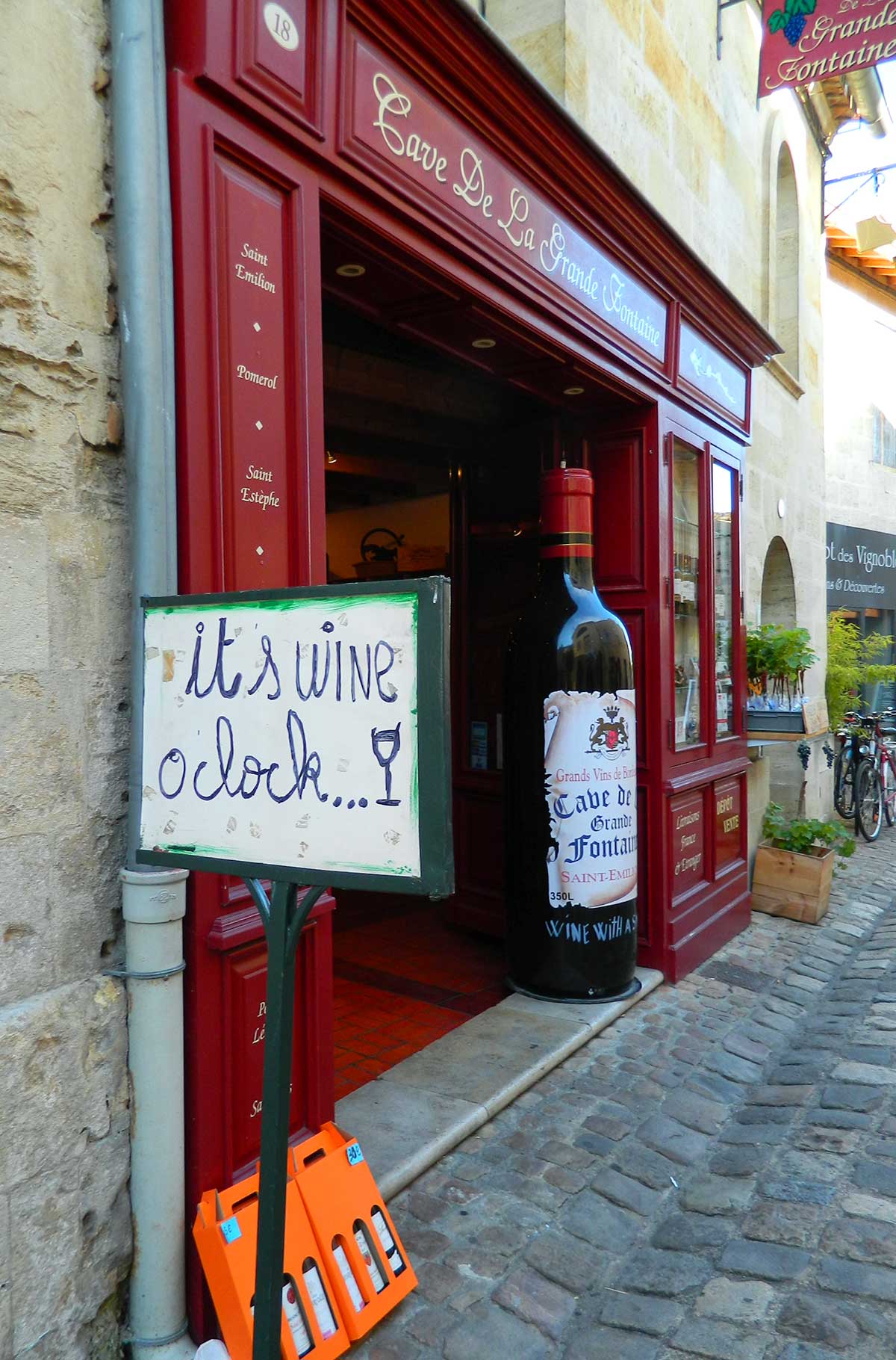 Fachada de loja de vinhos na vila de Saint-Émilion