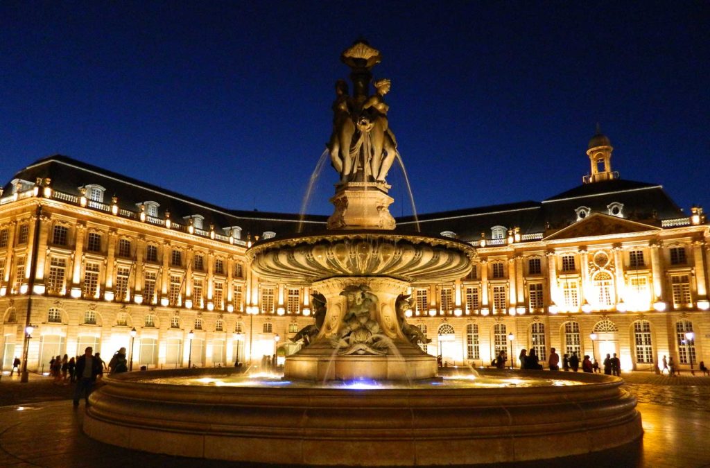 Place de la Bourse, com a fonte ao centro, fica iluminada à noite em Bordeaux