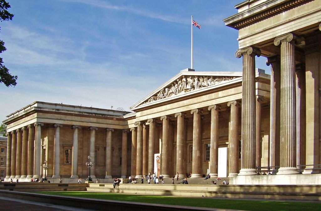 Fachada em estilo neoclássico do Museu Britânico, em Londres