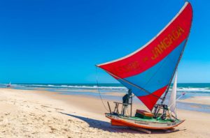 Jangada parada na beira da Praia de Morro Branco, em Beberibe (Ceará)