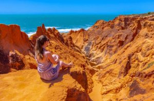 Mulher posa para foto no Monumento Natural das Falésias, em Morro Branco