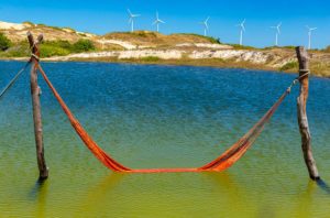 Rede dentro da lagoa Piscina dos Portugueses, na Praia das Fontes (Ceará)