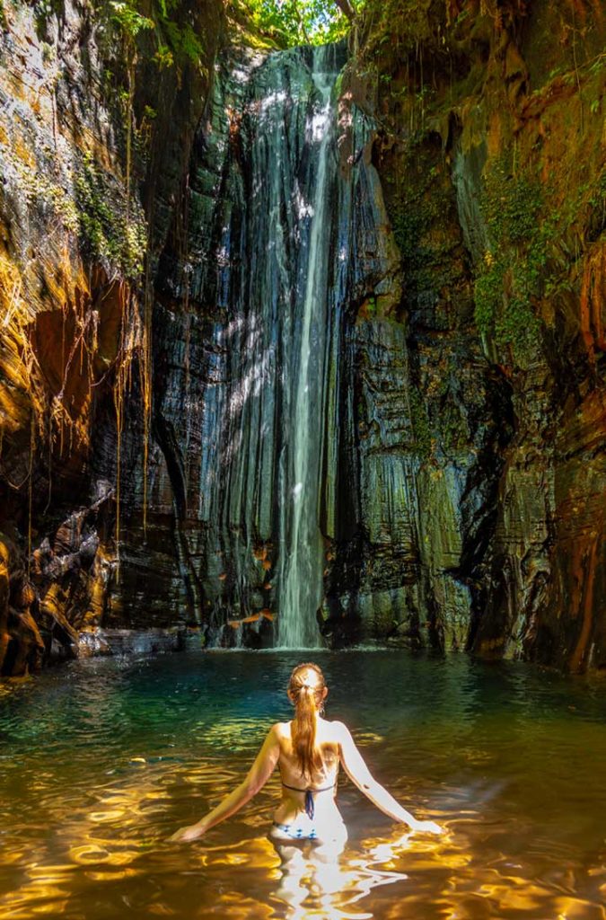 Mulher admira a Cachoeira do Capelão, na Complexo Pedra Caída