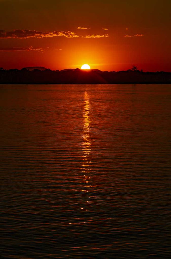 Pôr do sol no Rio Tocantins visto desde Carolina (MA)