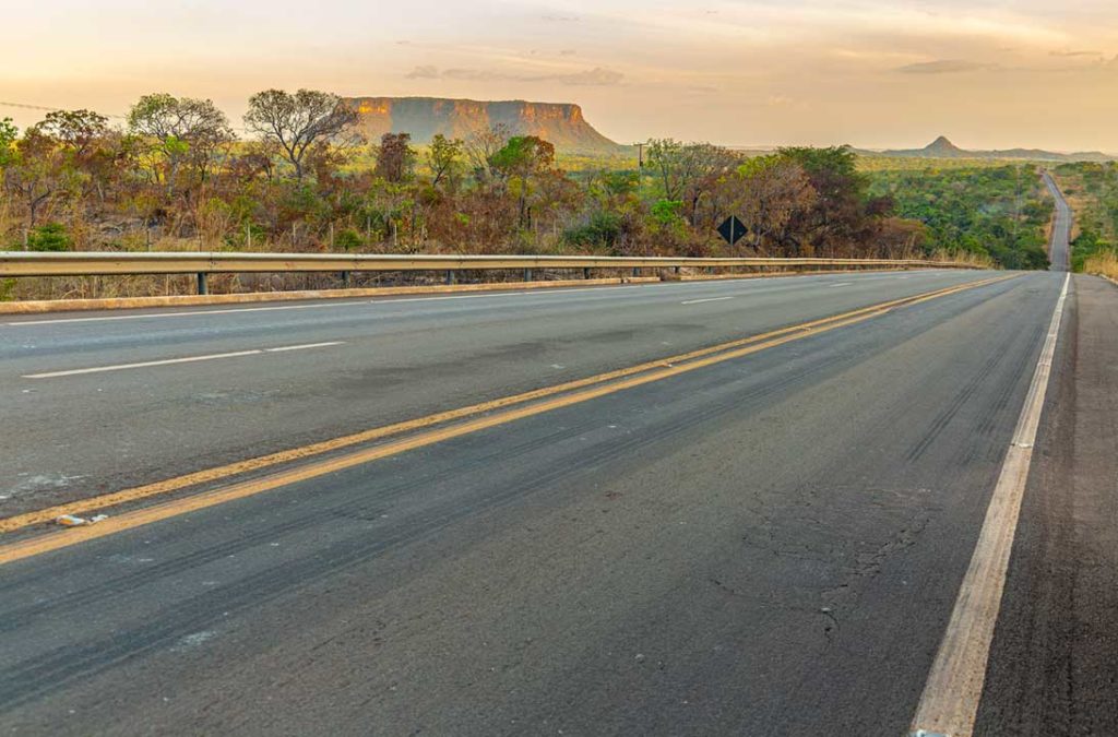 Rodovia Transamazônica com o Morro do Chapéu ao fundo, em Carolina (MA)