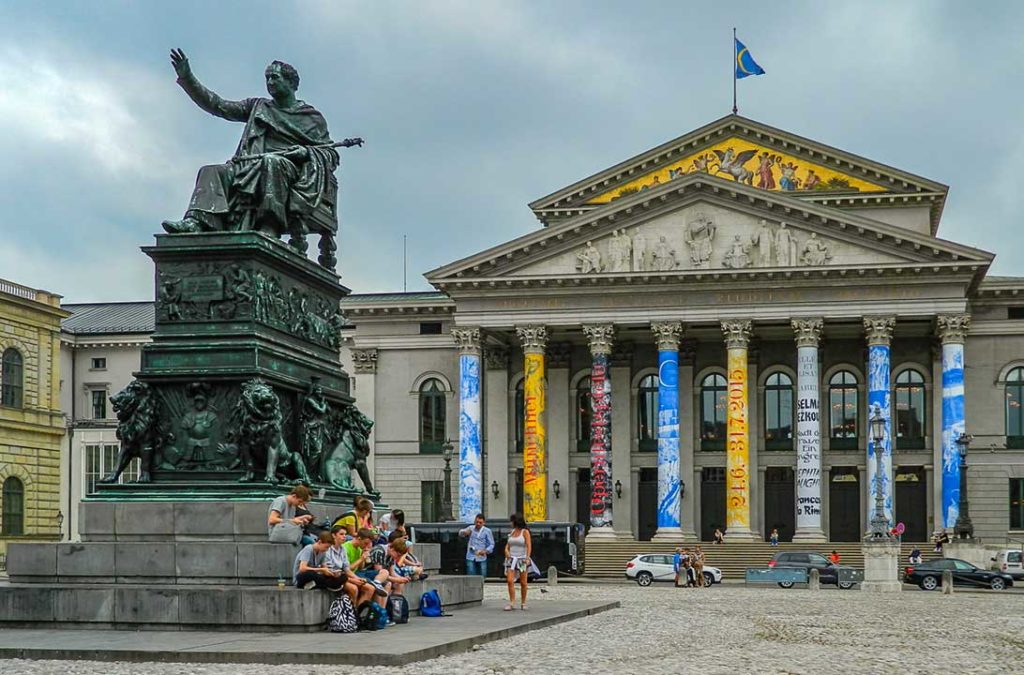 Fachada em estilo romano da Bayerische Staatsoper, ou Teatro Nacional, em Munique