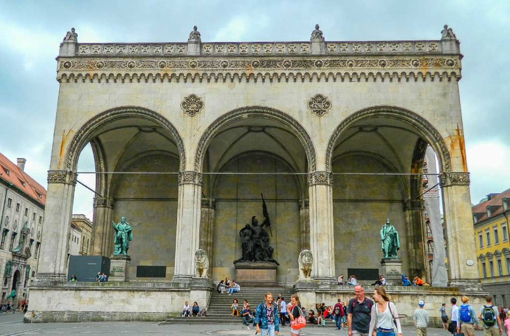 O Feldherrnhalle, na Odeonsplatz, é um monumento em homenagem ao Exército da Baviera