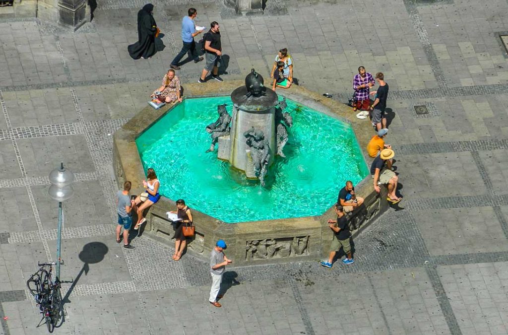 Fonte Fischbrunnen, na Marienplatz, vista do alto da torre da Igreja Peterskirche