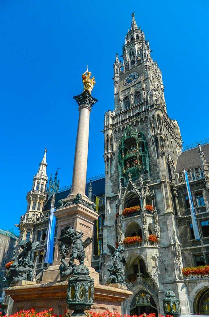 Coluna Mariensäule em frente à Neues Rathaus, na Marienplatz