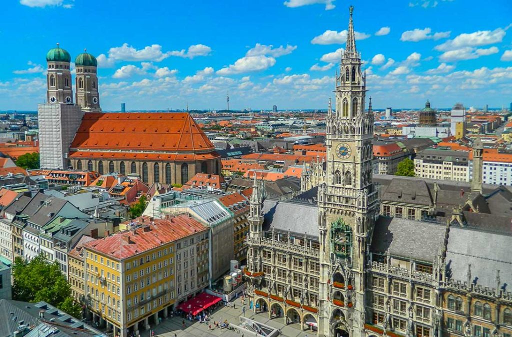 Marienplatz e Catedral de Munique vistas do alto da torre da Peterskirche