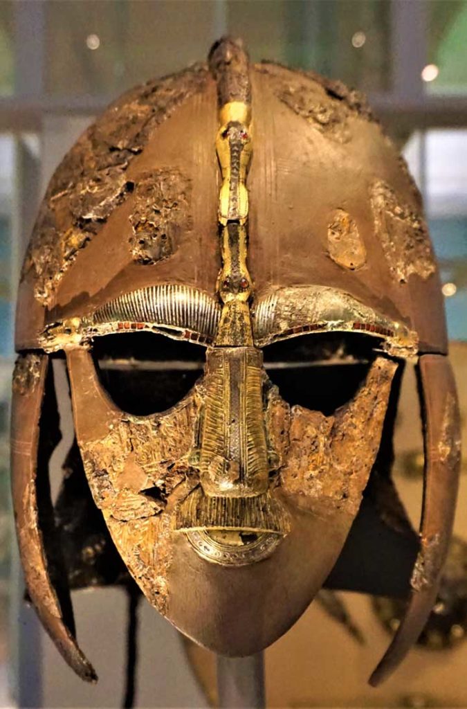 Elmo encontrado em Sutton Hoo, em exibição no Museu Britânico