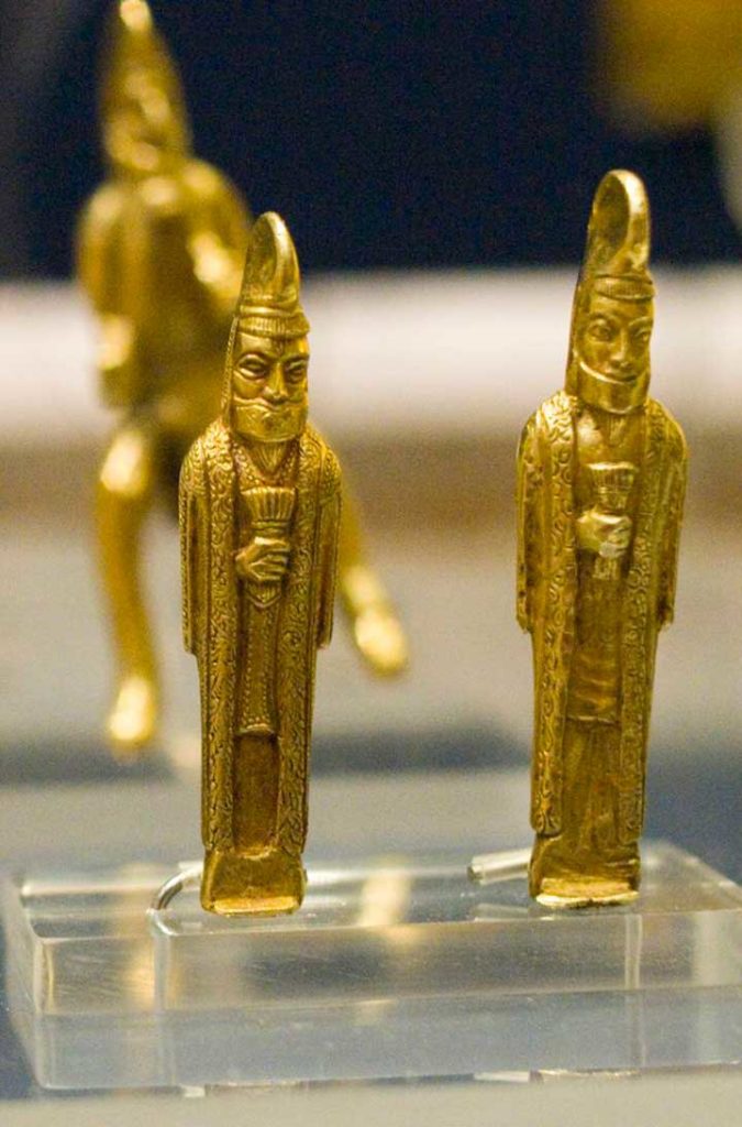 Estatuetas de ouro do Tesouro de Oxus, em exibição no Museu Britânico