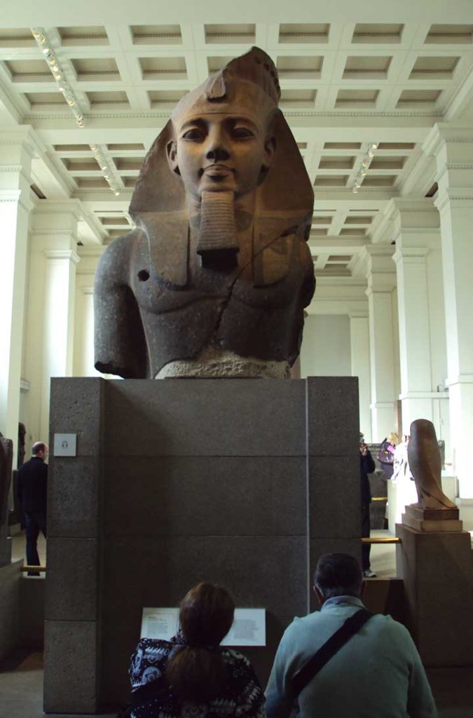 Público admira o Busto de Ramsés II, em exibição no British Museum