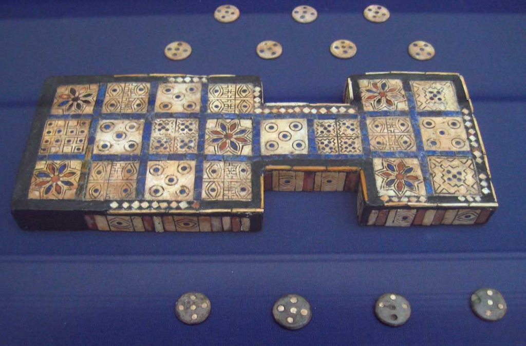 Tabuleiro do Jogo Real de Ur, em exibição no Museu Britânico