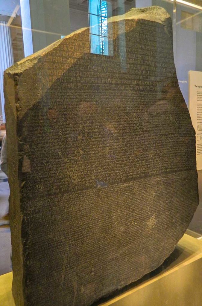 A Pedra de Rosetta, em exibição no British Museum