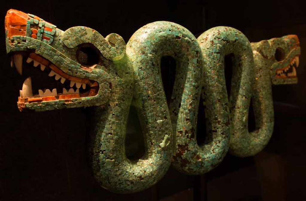 Escultura da serpente asteca, em exibição no British Museum