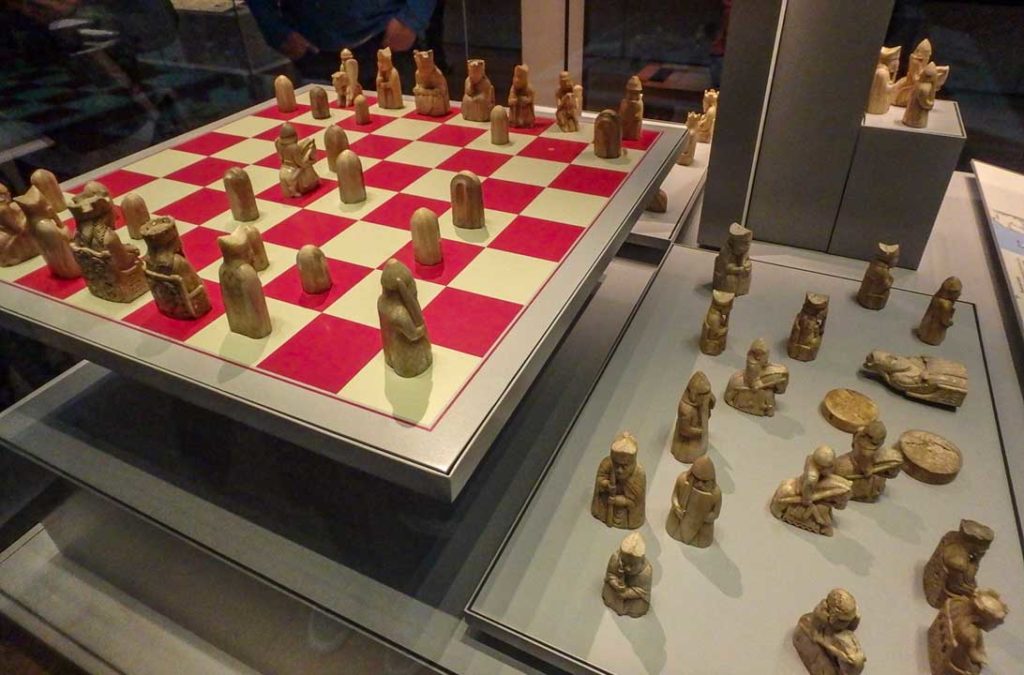 Peças do Jogo de Xadrez de Lewis, em exibição no Museu Britânico