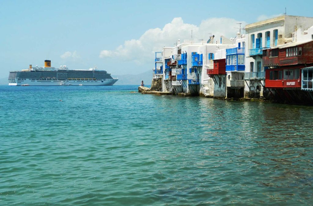 Navio de cruzeiro passa ao fundo de casas históricas na linha da água chamadas de 'Little Venice'