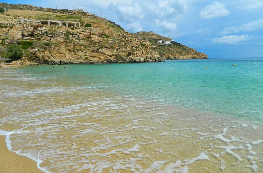Onda bate na Praia de Paradise, a mais famosa de Mykonos