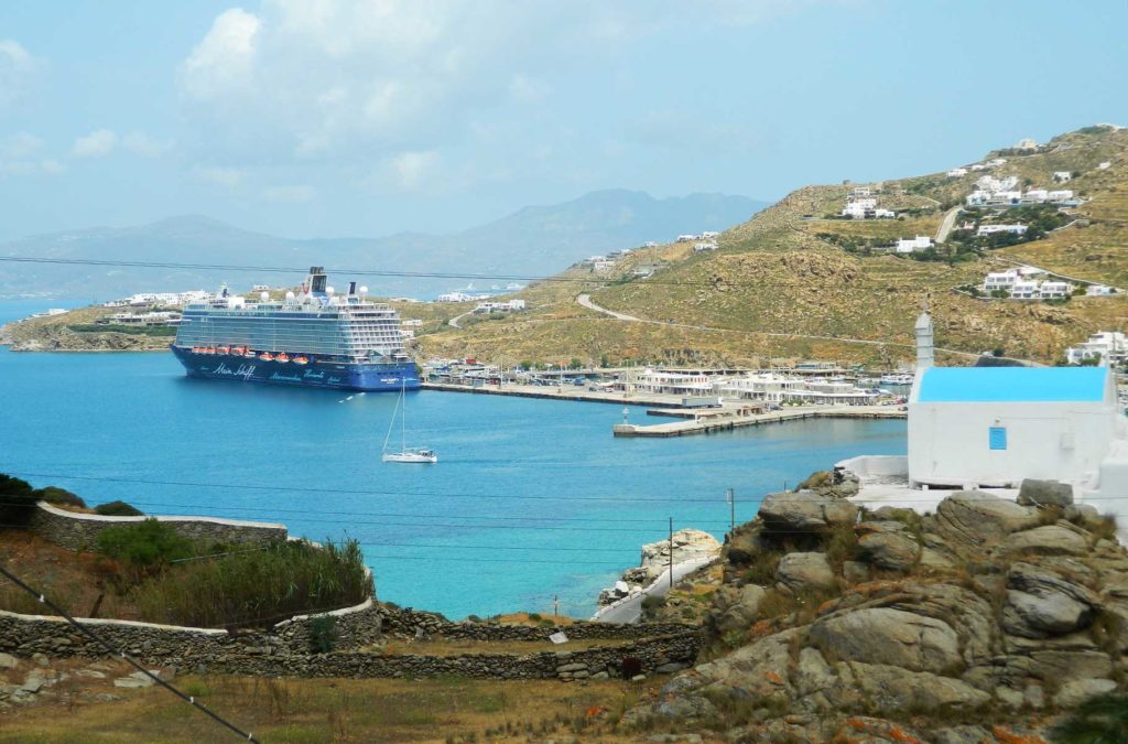 Vista do porto novo de Mykonos, com um navio de cruzeiro ancorado