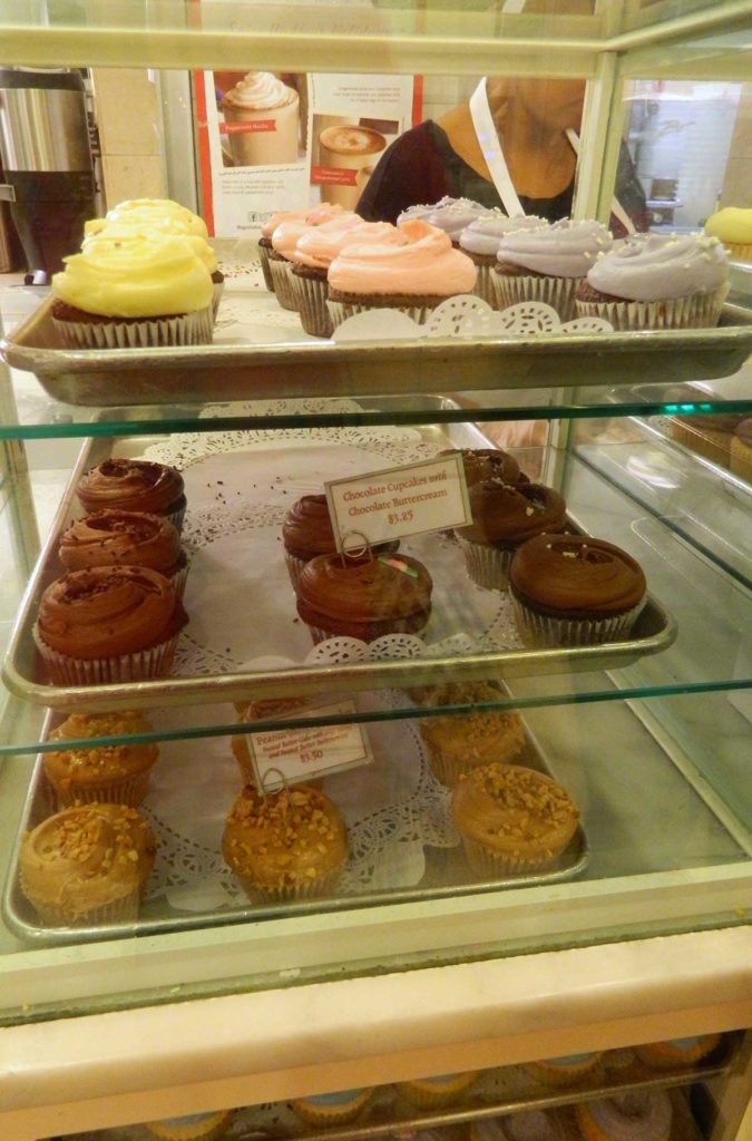 Cupckaes coloridos na vitrine da famosa Magnolia Bakery, no Grand Central Terminal