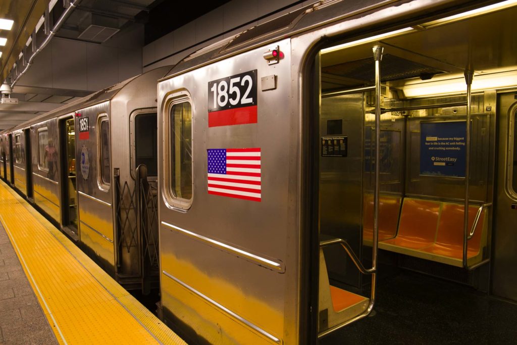 Vagão do metrô parado em estação de Nova York